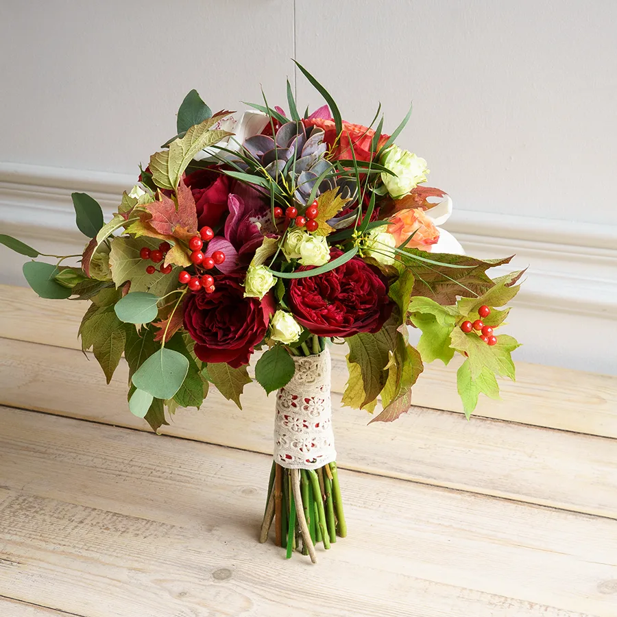 Cвадебный букет из роз и орхидей с эхеверией и калиной (00611)