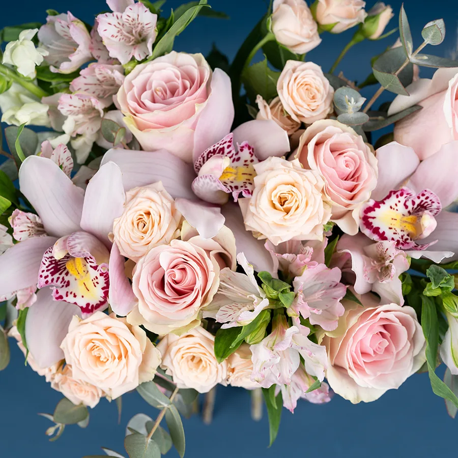 Букет из роз, кустовых роз, орхидей и альстромерий (03839)