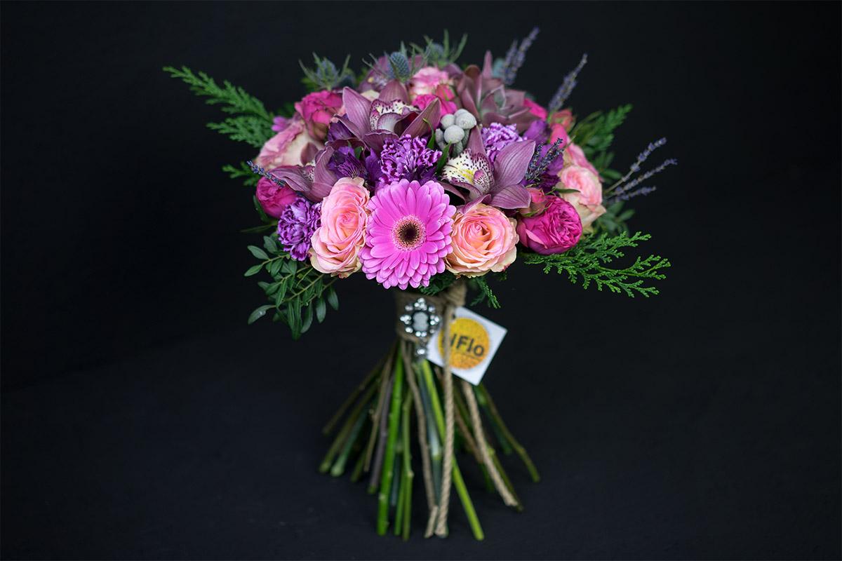 Букет из роз, орхидей, гербер, альстромерий и гвоздик с эхеверией (00672)