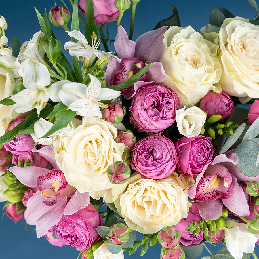 Букет из роз, орхидей, альстромерий и фрезий с орнитогалум (01899)