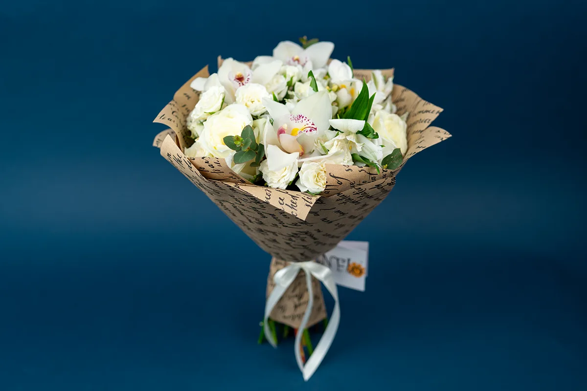 Белый букет из роз, кустовых роз, орхидей, альстромерий и фрезий (01291)