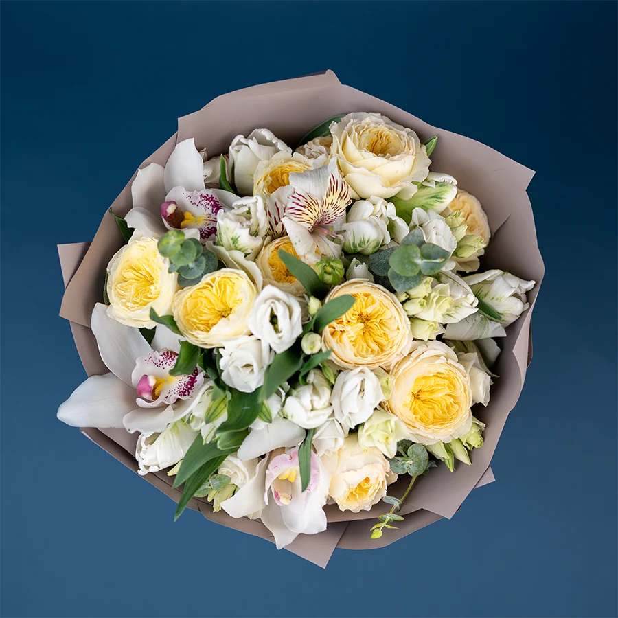 Букет из садовых роз, орхидей, эустом, тюльпанов и альстромерий (03083)