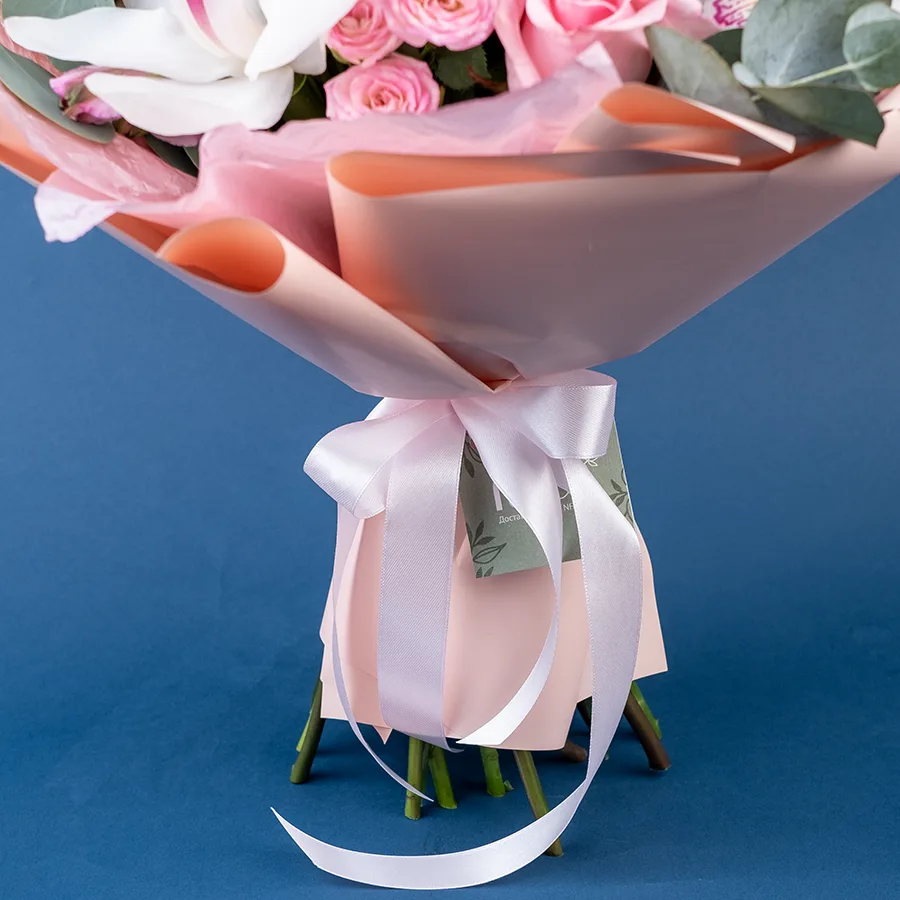Букет из роз, кустовых роз, орхидей и альстромерий (02191)