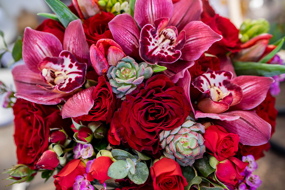 Букет из роз, орхидей и тюльпанов с эхевериями (01066)