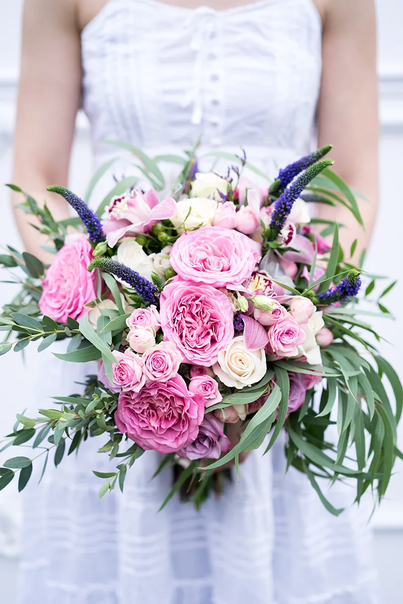 Cвадебный букет из роз, орхидей и эустом с эхевериями (00590)