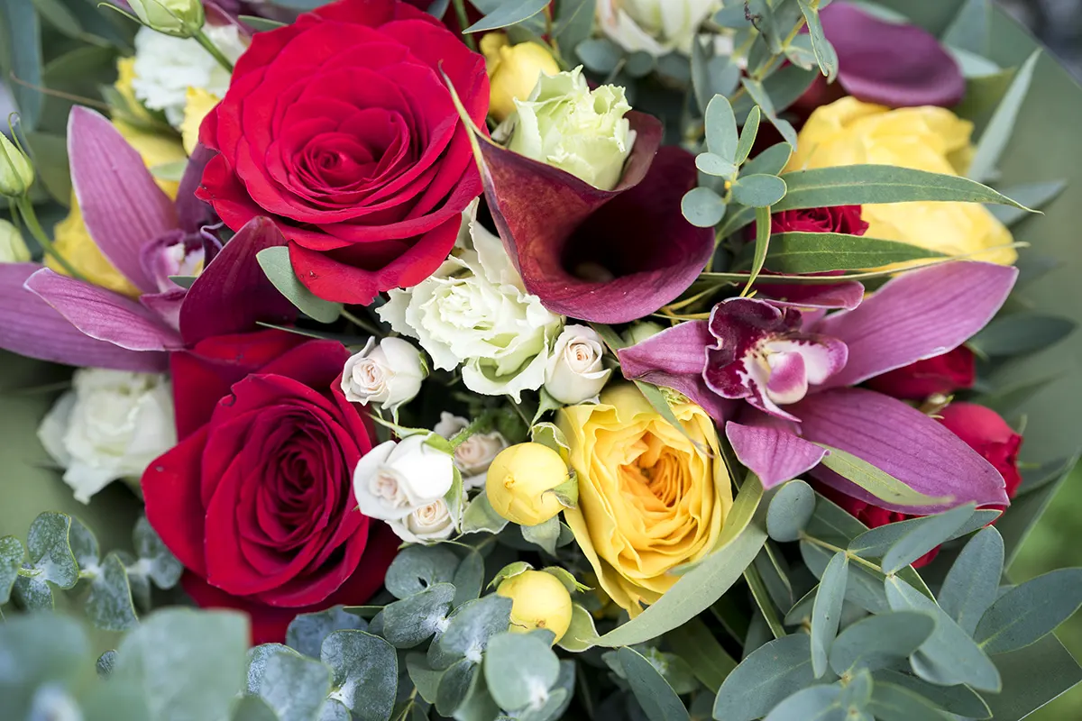 Букет из роз, кустовых роз, орхидей, эустом и калл (00981)
