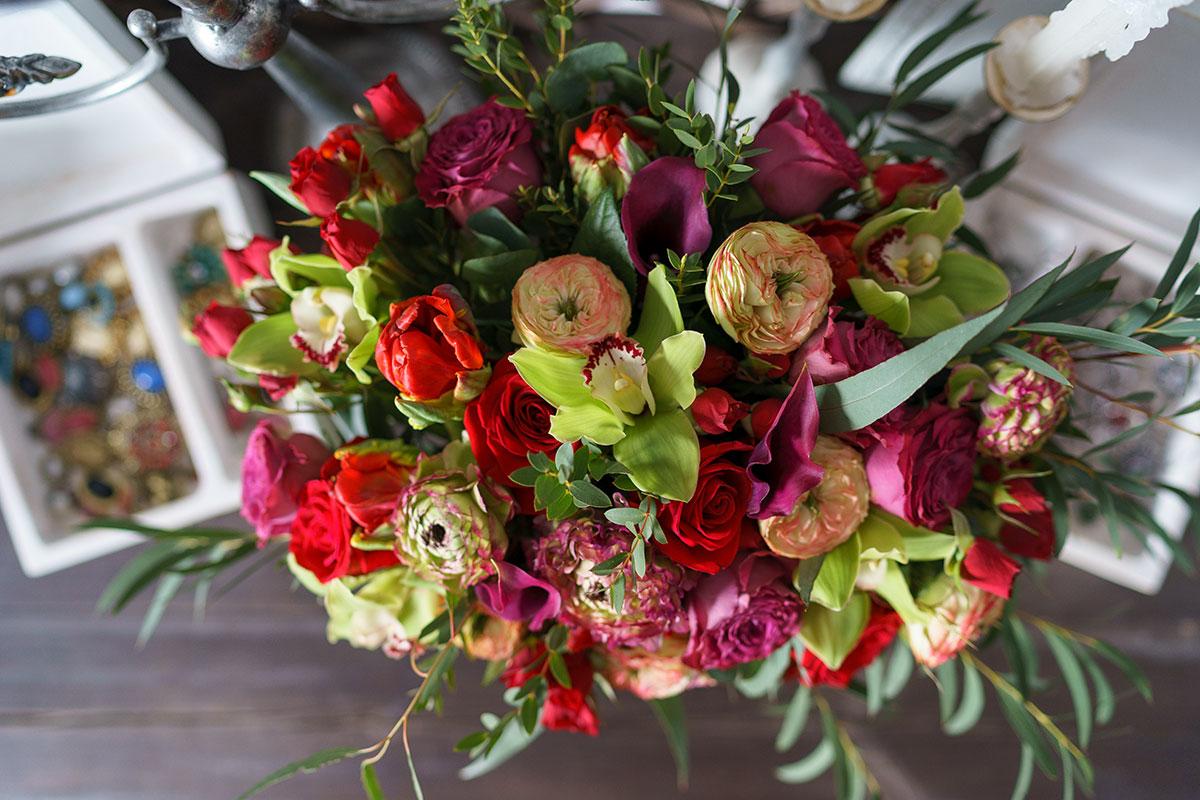 Букет из роз, орхидей, ранункулюсов, тюльпанов и калл (00926)