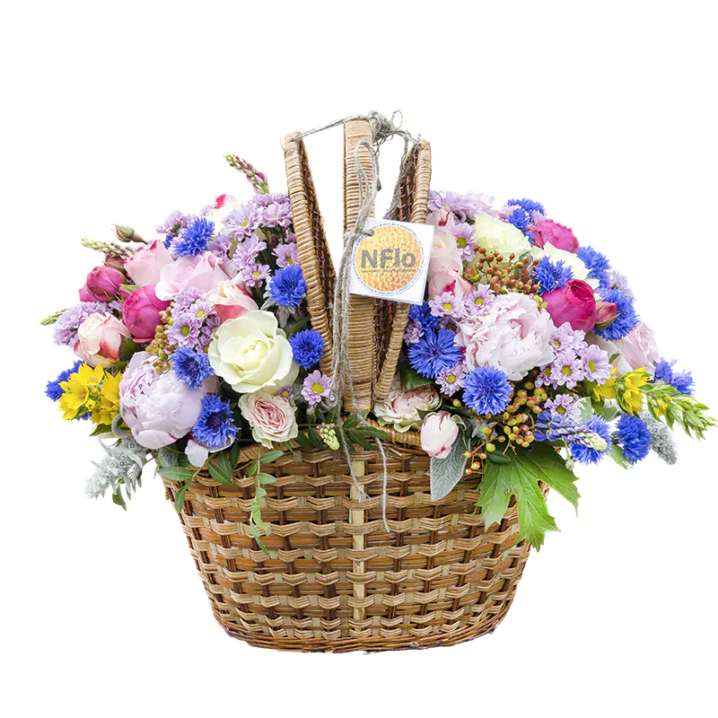 Корзина для пикника с пионами, розами и полевыми цветами (00571)
