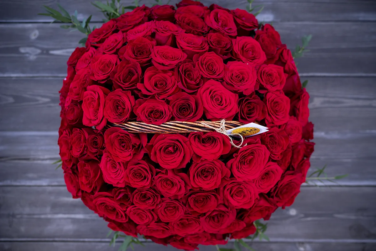 Корзина с 93 красными розами (00836)