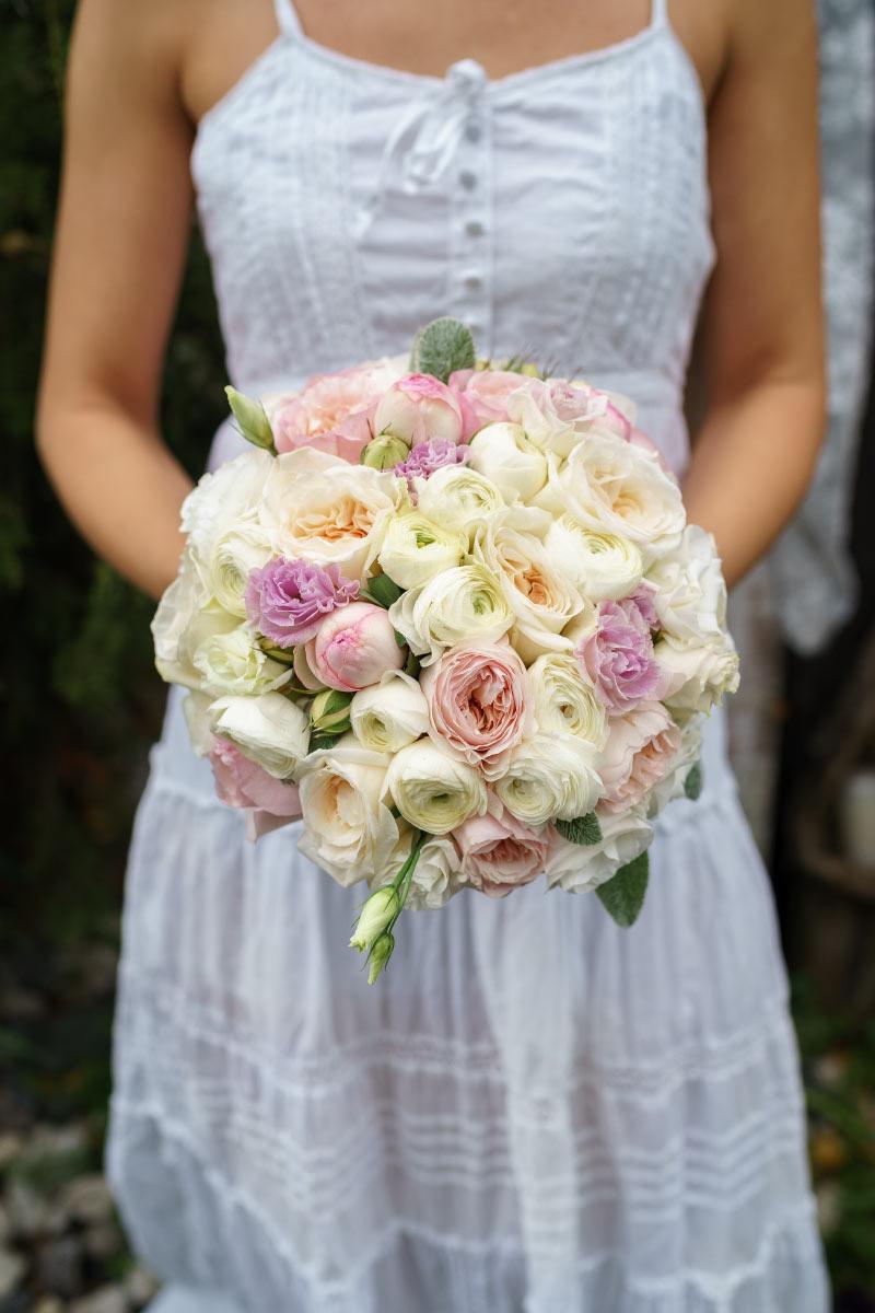 Букет невесты из роз Дэвида Остина, ранункулюсов и эустом (00847)