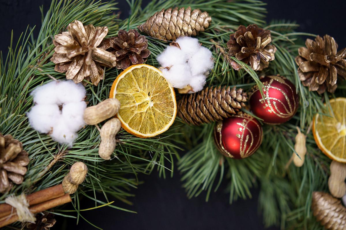 Рождественский венок из еловых веток, шишек, хлопка, лотоса и корицы (00674)