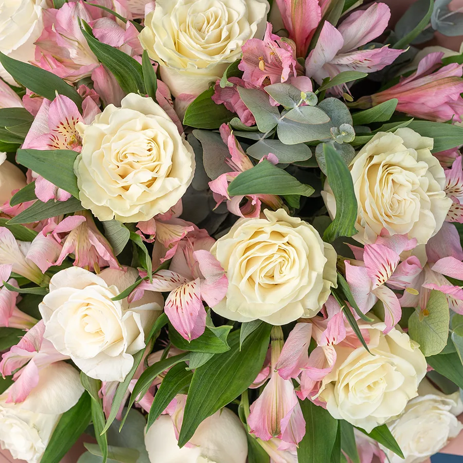 Букет из 23 цветов — белых роз Мондиаль и розовых альстромерий (03230)