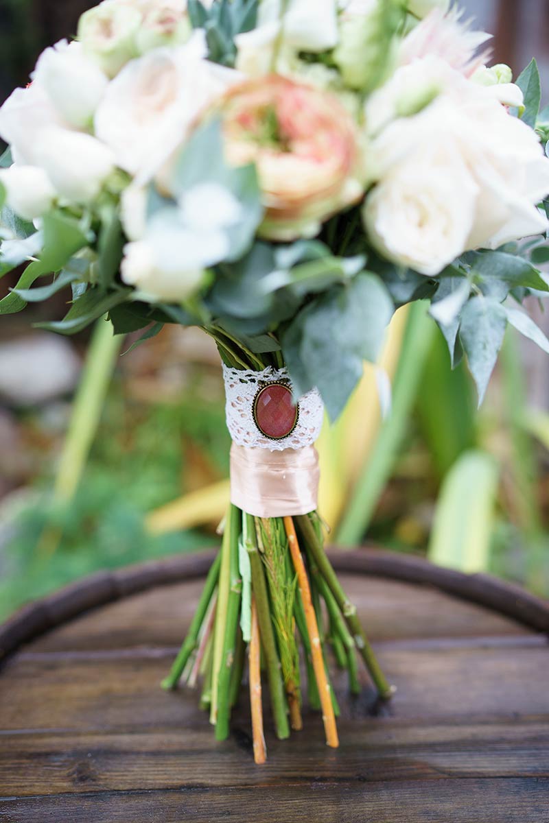 Букет невесты из роз, эустом и калл с эхевериями (00991)