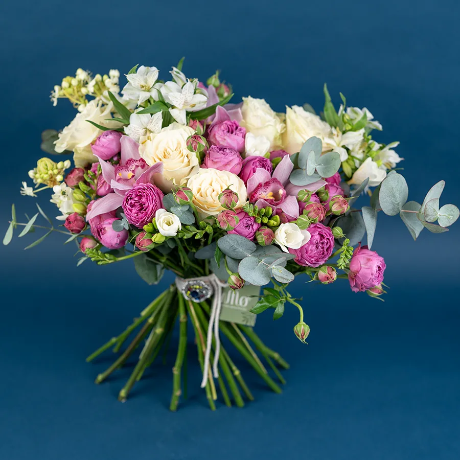 Букет из роз, орхидей, альстромерий и фрезий с орнитогалум (01899)