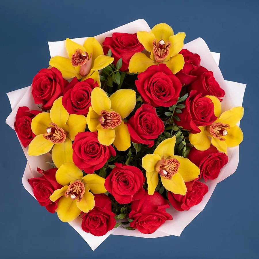 Букет из 23 цветов — красных роз Фридом и желтых орхидей Цимбидиум (02477)