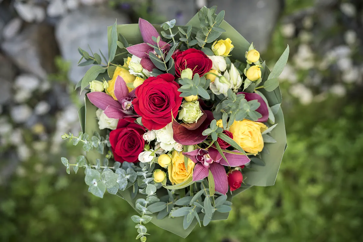 Букет из роз, кустовых роз, орхидей, эустом и калл (00981)