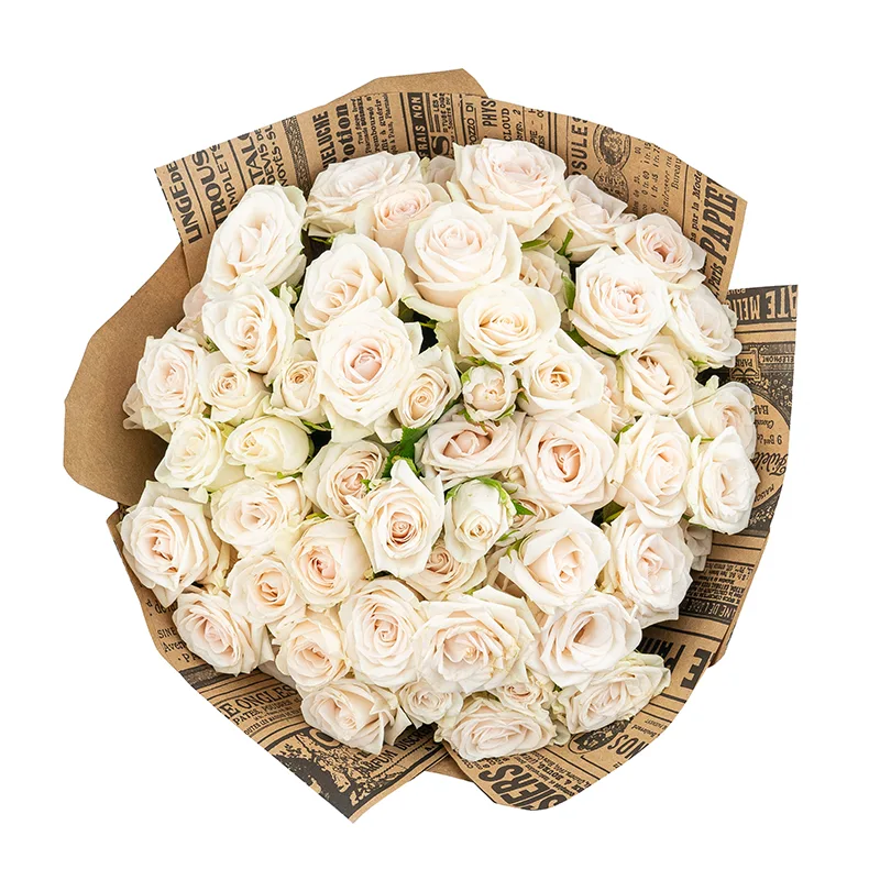 Букет из 17 бело-кремовых кустовых роз Роял Порцелина в крафте (01678)