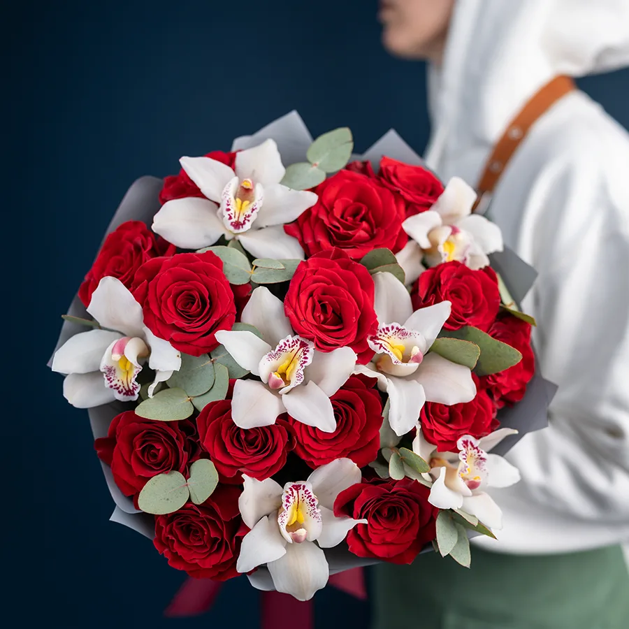 Букет из 21 цветка — красных роз Фридом и белых орхидей Цимбидиум (02471)