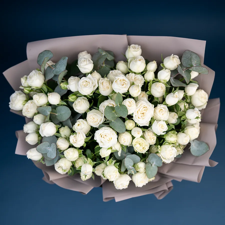 Букет из 19 белых кустовых роз Мисс Бомбастик (03114)