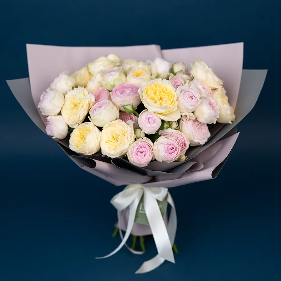 Букет из 11 нежных кустовых пионовидных роз Роял Парк и Дедикейшн (02755)