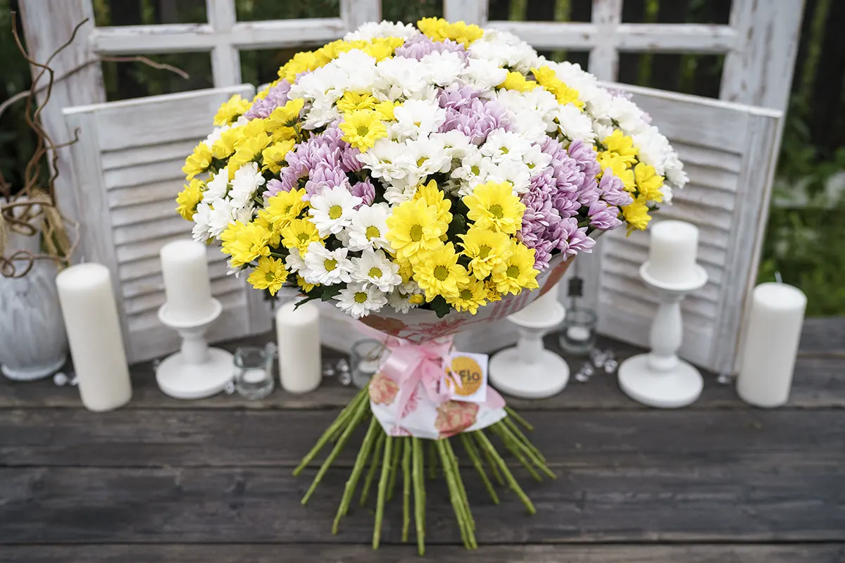 Букет из 45 розовых, белых и жёлтых кустовых хризантем (00843)
