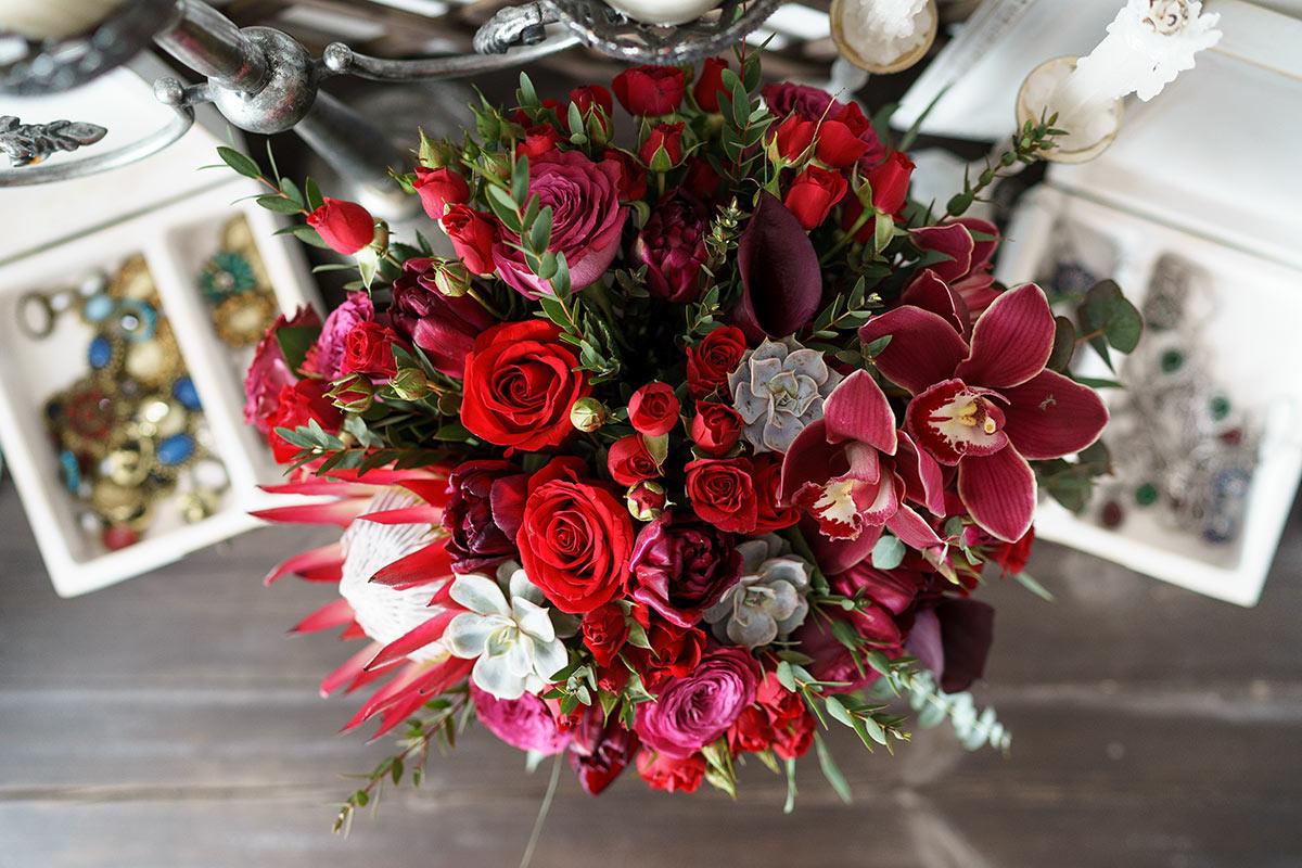 Букет из роз, орхидей, тюльпанов и калл с протеей и эхевериями (00929)