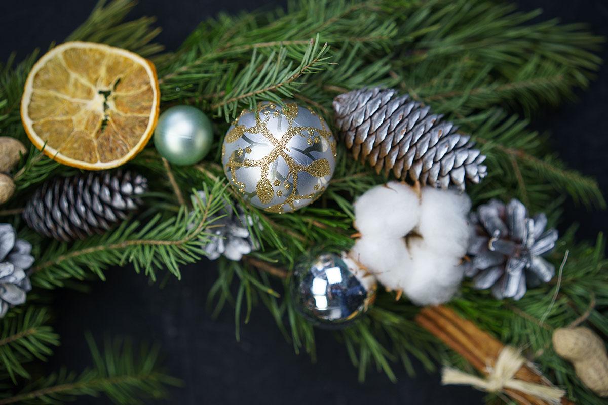 Рождественский венок из еловых веток, шишек, хлопка, лотоса с шариками (00684)