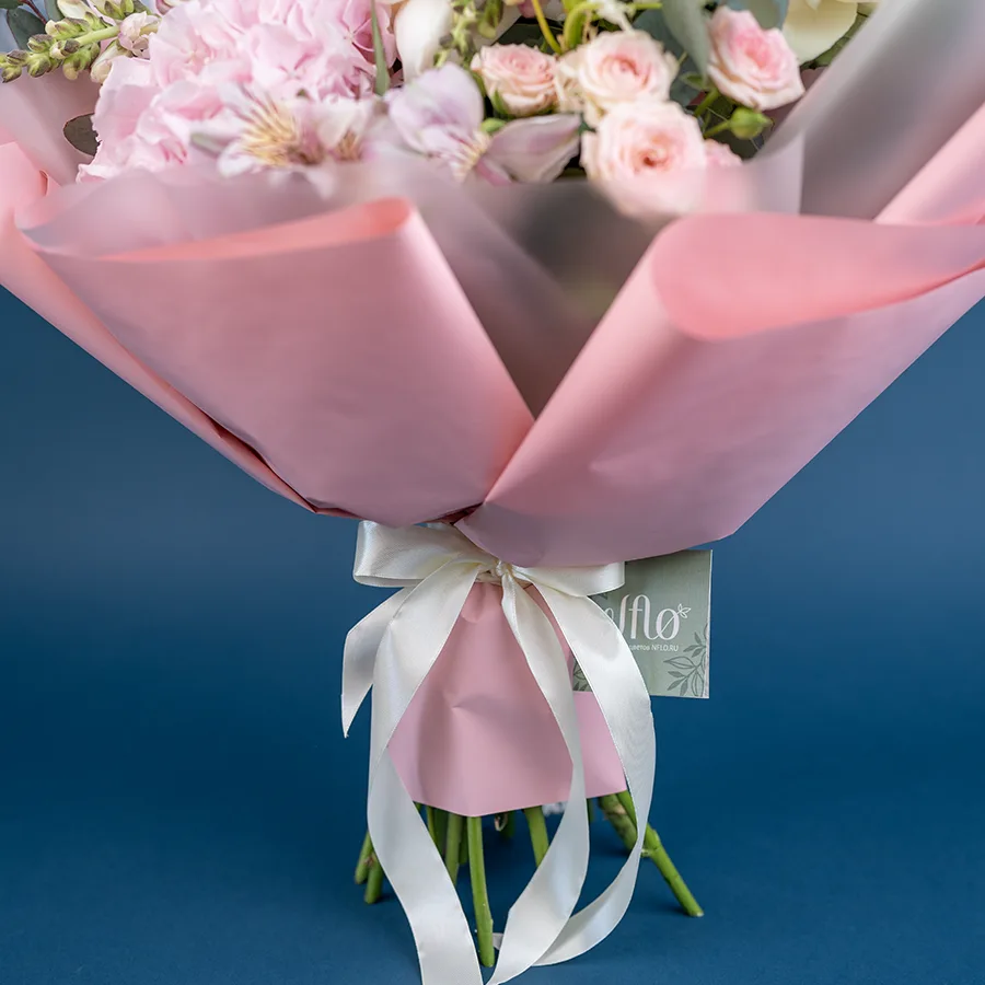 Букет из розовой гортензии, садовых роз, кустовых роз и альстромерий (02559)