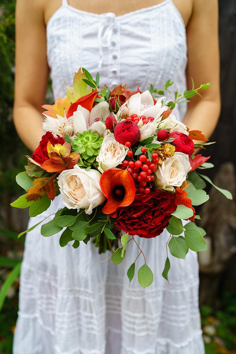 Осенний букет невесты из роз, орхидей и калл с эхеверией (00855)