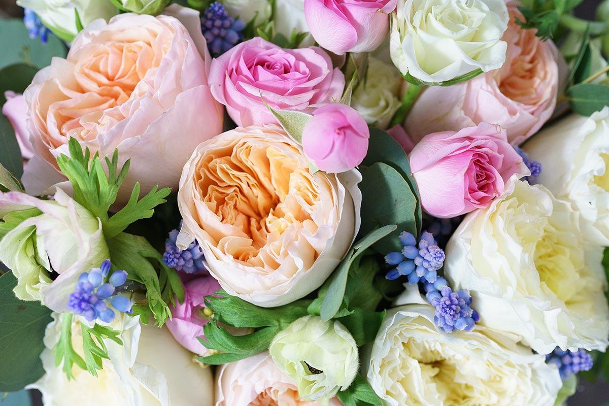 Букет невесты из роз Дэвида Остина, кустовых роз, анемон и мускари (00913)