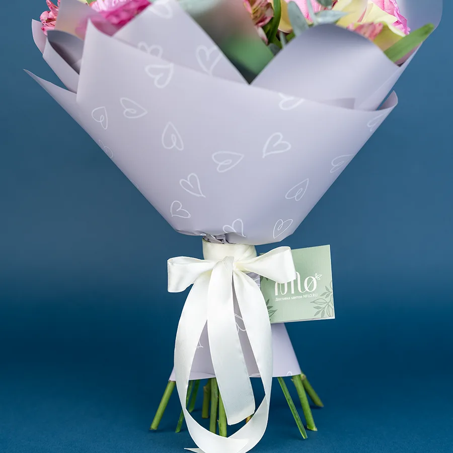 Букет из сиреневых роз Квинс Краун, орхидей и альстромерий (02554)