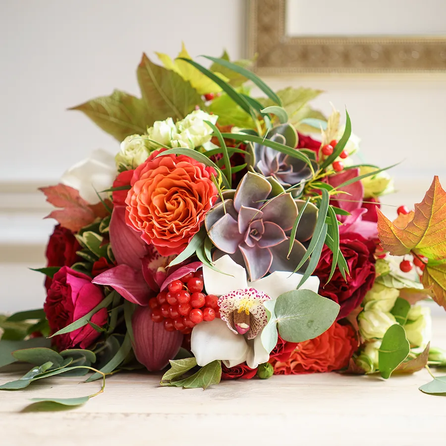 Cвадебный букет из роз и орхидей с эхеверией и калиной (00611)