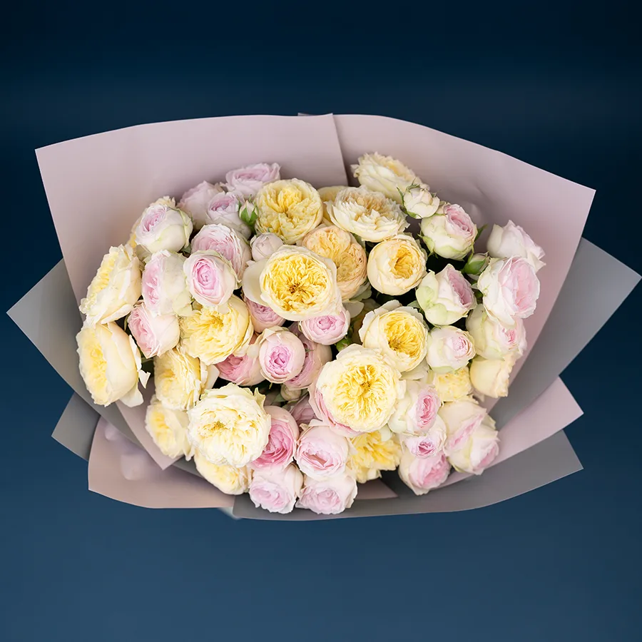 Букет из 15 нежных кустовых пионовидных роз Роял Парк и Дедикейшн (02753)