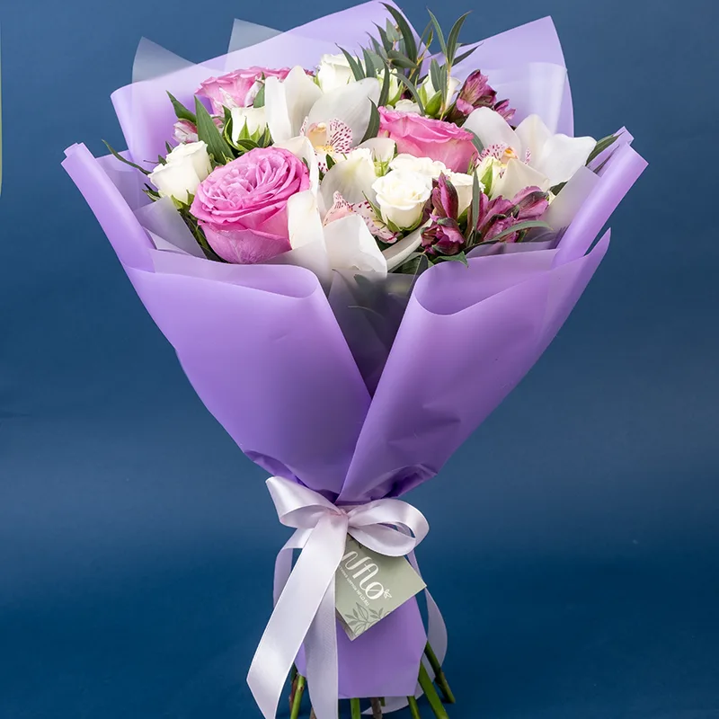 Букет из роз, кустовых роз, орхидей и альстромерий (02156)
