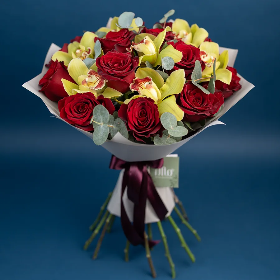 Букет из 21 цветка — бордовых роз Эксплорер и зеленых орхидей Цимбидиум (03160)