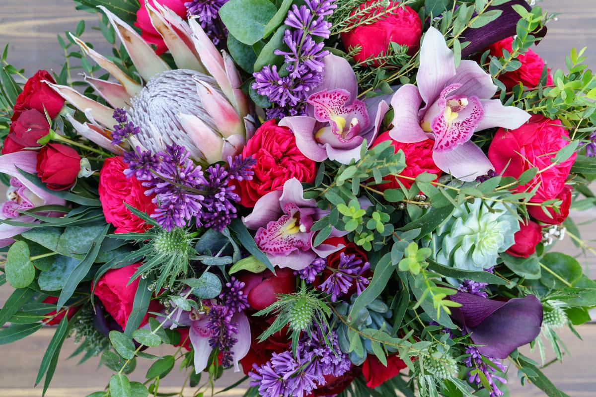 Букет из пионов, роз, орхидей и калл с протеей, эхевериями и сиренью (00795)