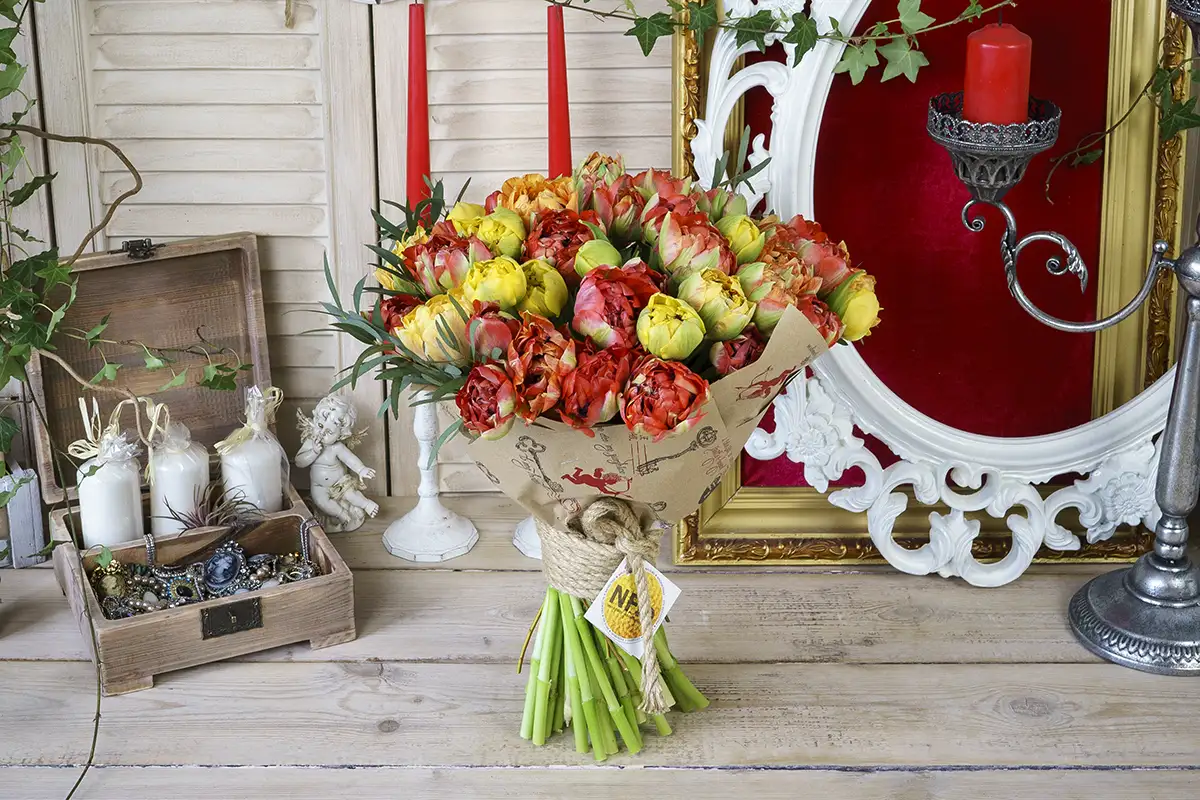 Букет из 53 желтых и красных махровых тюльпанов (00757)