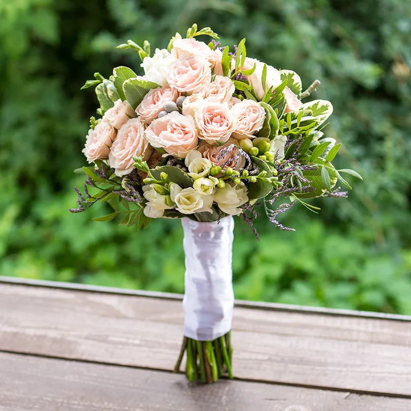 Свадебный букет из кустовых роз и фрезий (00293)