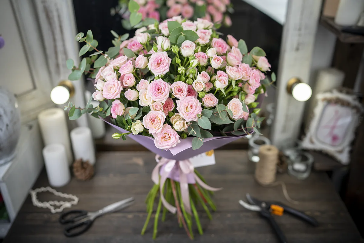 Букет из 25 кустовых розовых роз (01103)