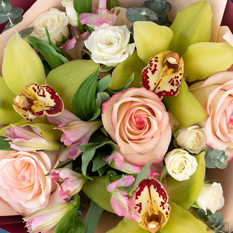 Букет из роз, кустовых роз, орхидей и альстромерий (02935)