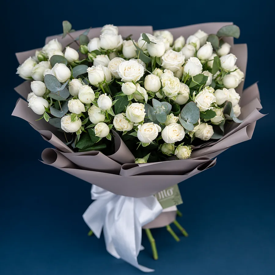 Букет из 19 белых кустовых роз Мисс Бомбастик (03114)