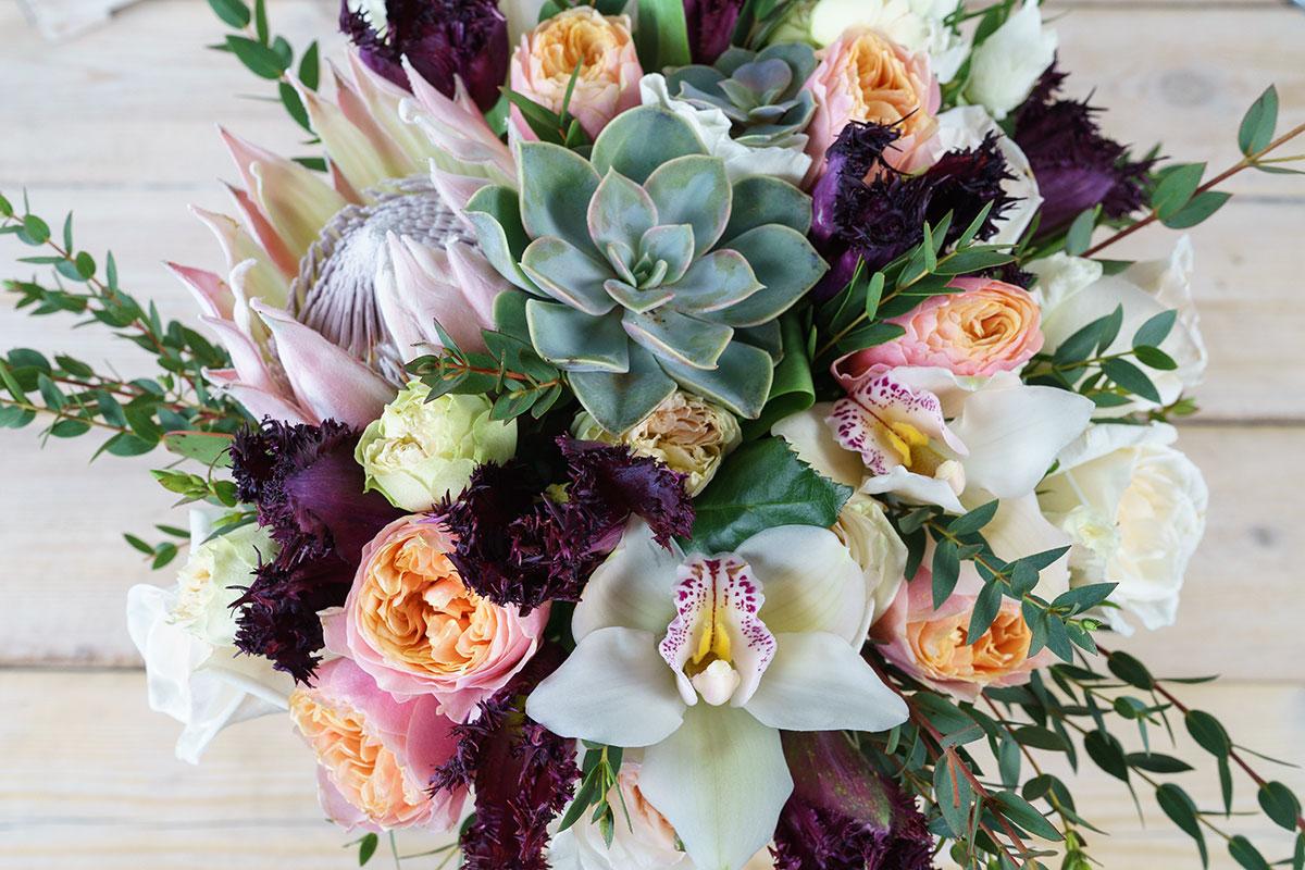 Букет из роз, орхидей и тюльпанов с протеей и эхевериями (00769)