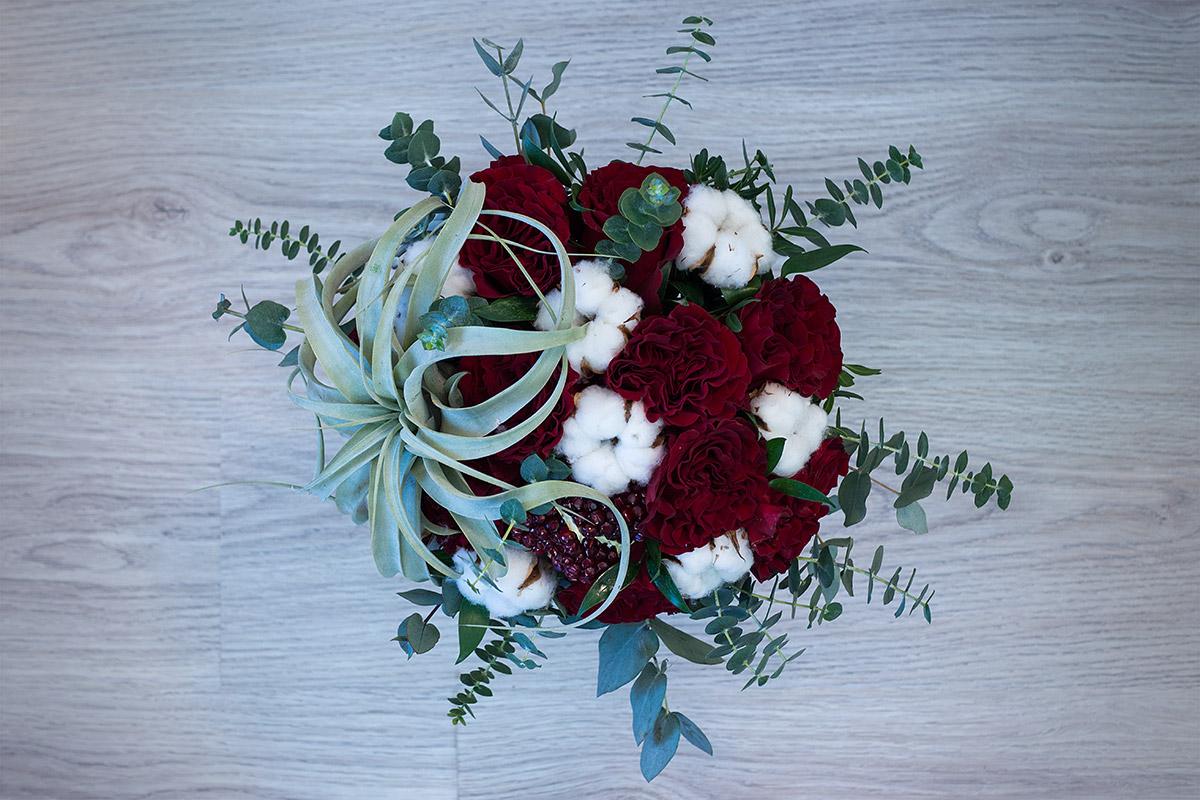 Свадебный букет из бордовых роз и тилландсии с хлопком и гранатом (00420)