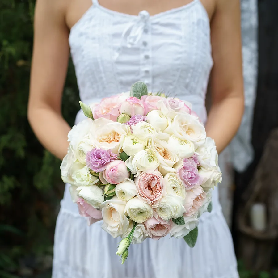 Букет невесты из роз Дэвида Остина, ранункулюсов и эустом (00847)