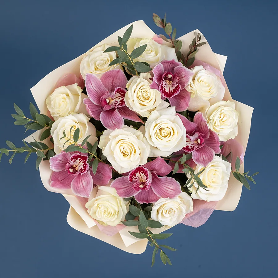 Букет из 17 цветов — белых роз Мондиаль и розовых орхидей Цимбидиум (02431)