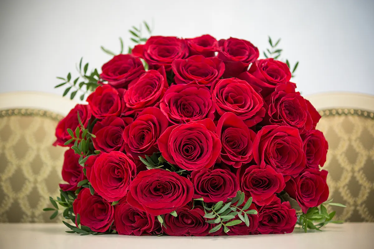 Букет из 29 красных роз с зеленью (00437)