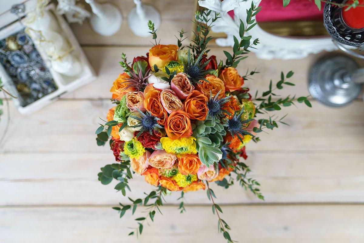 Букет из роз, ранункулюсов и тюльпанов с эхеверией, тилландсией и эрингиум (00766)
