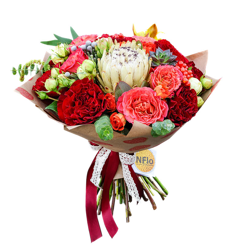 Букет из роз и орхидей с протеей, эхевериями и калиной (00841)