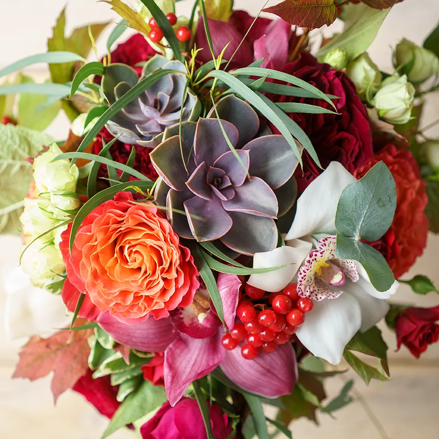 Cвадебный букет из роз и орхидей с эхеверией и калиной (00611)