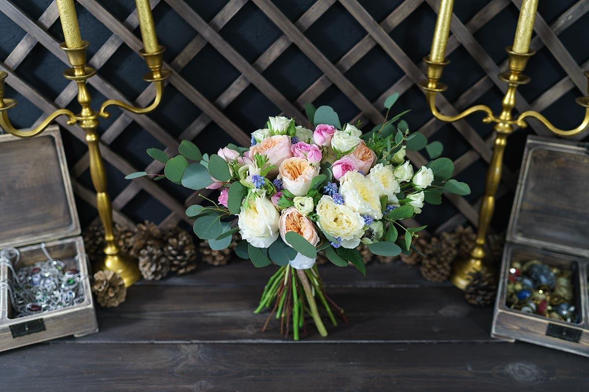Букет невесты из роз Дэвида Остина, кустовых роз, анемон и мускари (00913)